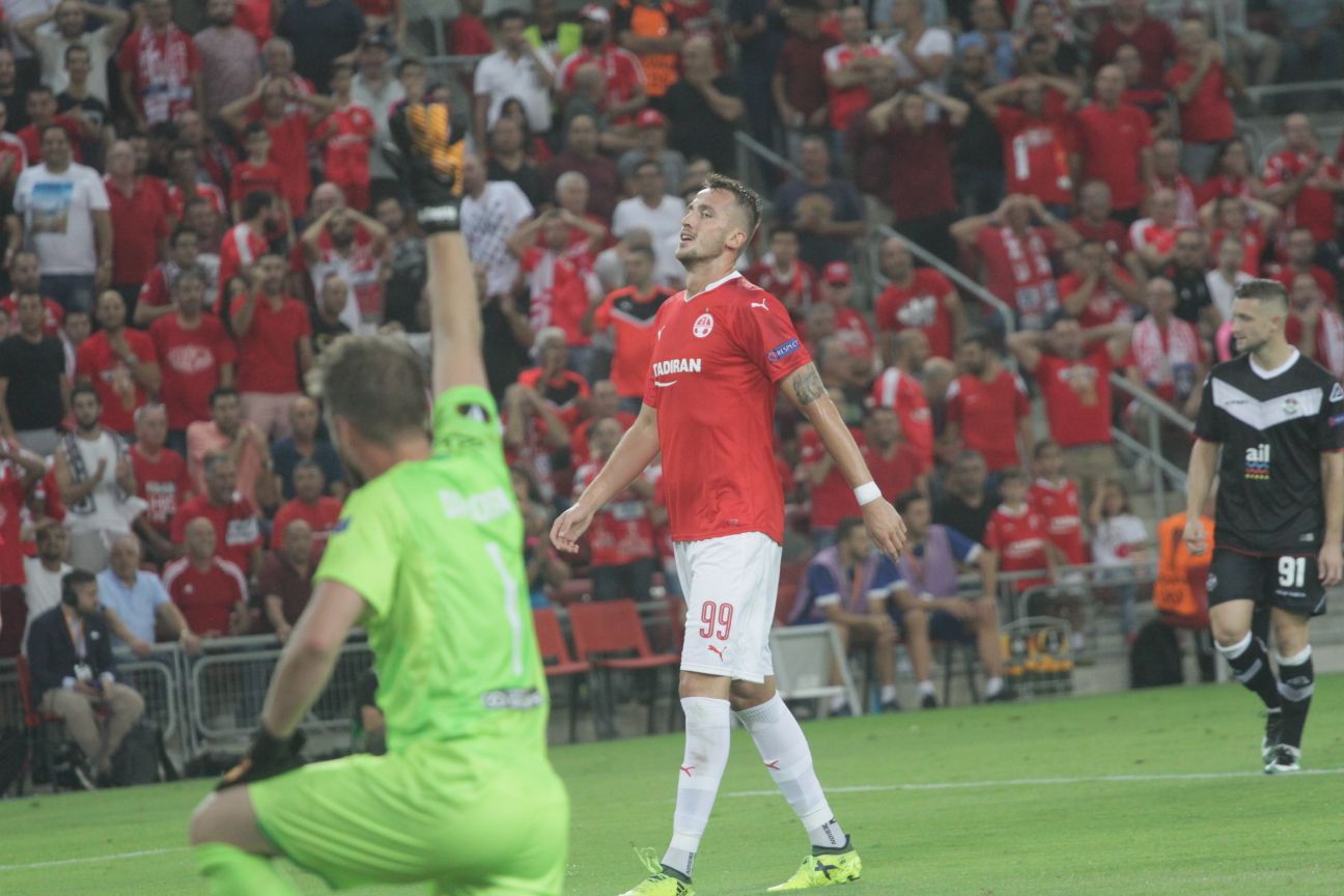 תומאש פקהארט מיד אחרי שהחטיא פנדל. השוער השוייצרי מרוצה מעצמו (צילום: בן בודה)